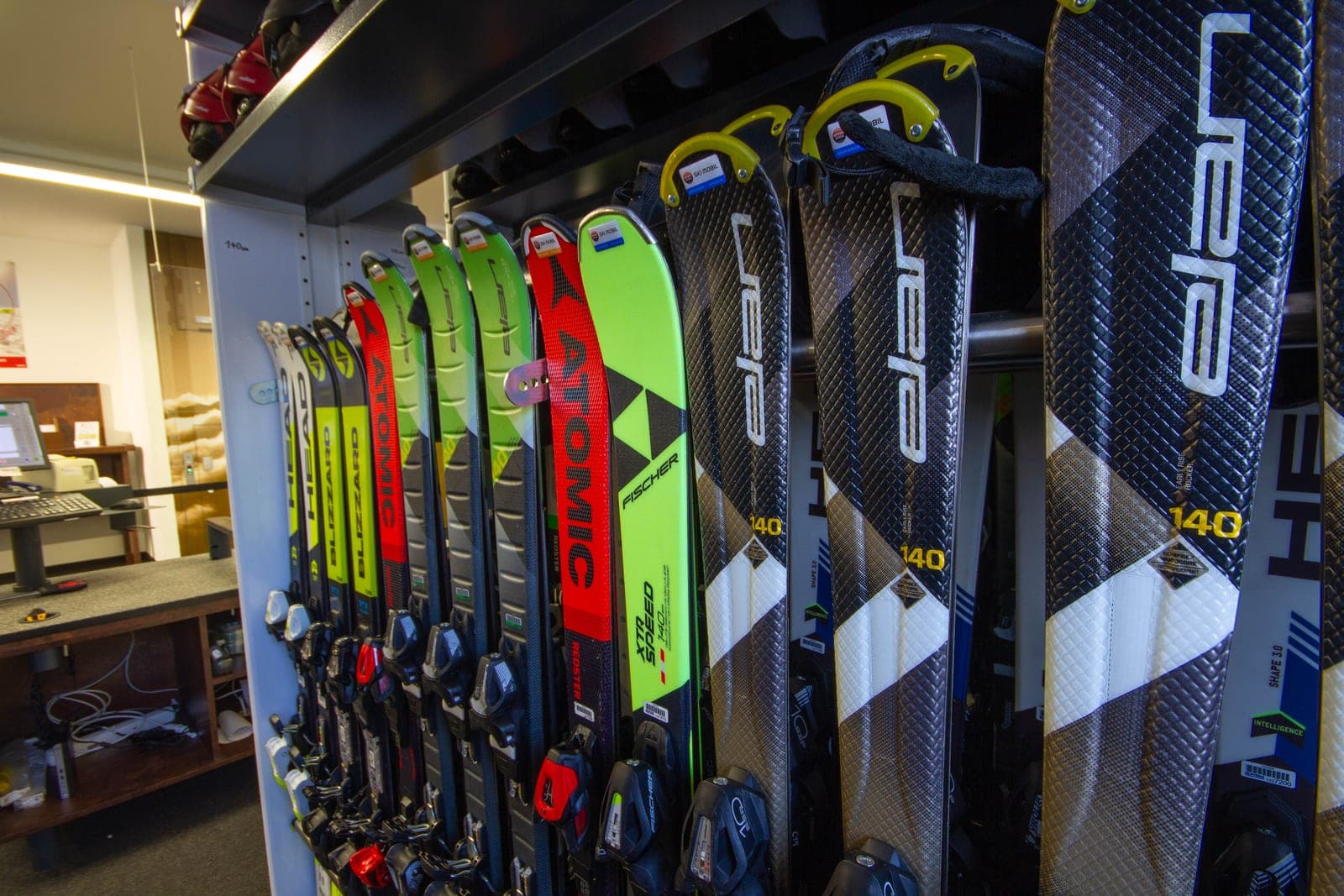 Ski im Verleihregal