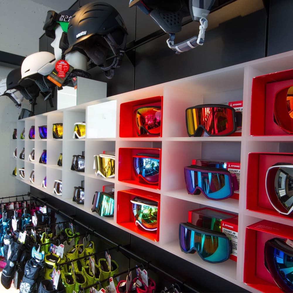 Skibrillen und Helme im Shop Schmitten